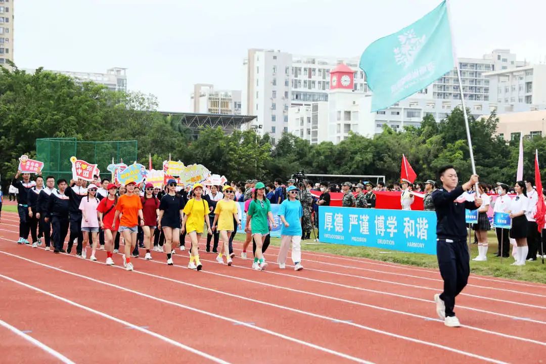 運動點燃激情 拼博成就夢想 —我院代表隊參加海南醫(yī)學院運動會連創(chuàng)佳績1.jpg
